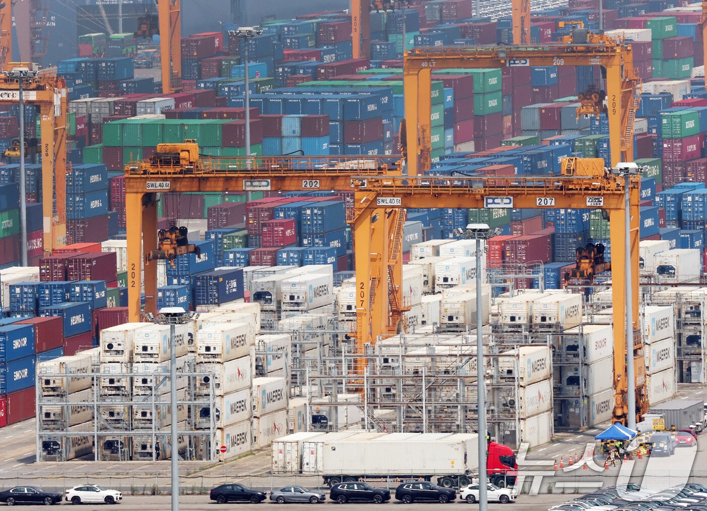 본문 이미지 - 8일 경기 평택시 포승읍 평택항에 수출용 컨테이너들이 세워져 있는 모습. 2025.7.8/뉴스1 ⓒ News1 김영운 기자