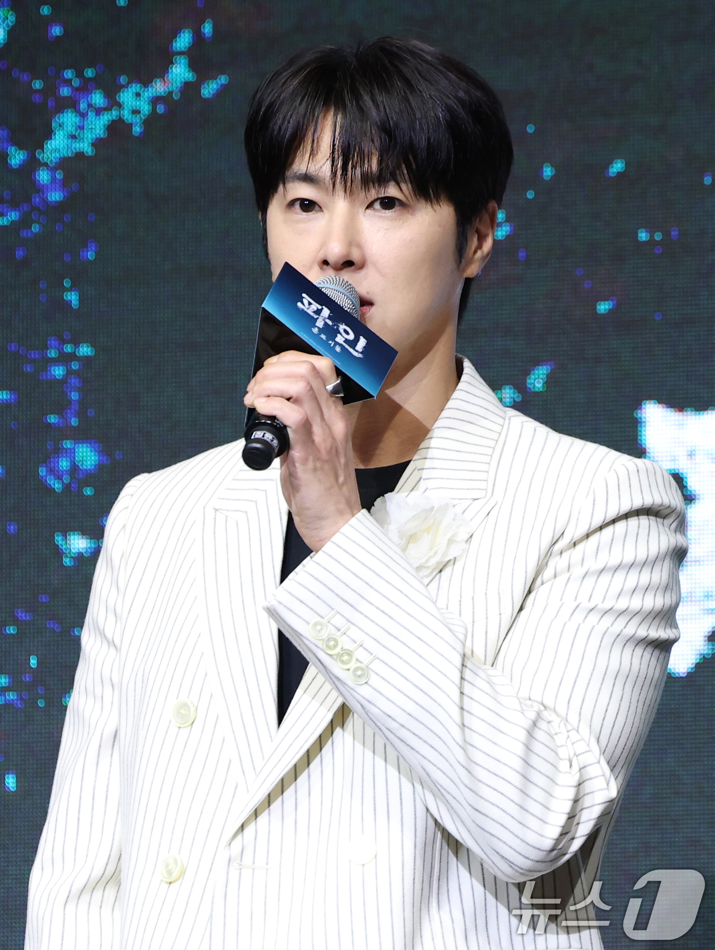 (서울=뉴스1) 권현진 기자 = 배우 정윤호가 8일 서울 영등포구 콘래드호텔에서 열린 디즈니+ 오리지널 시리즈 '파인: 촌뜨기들' 제작발표회에 참석해 인사말을 하고 있다.'파인: …