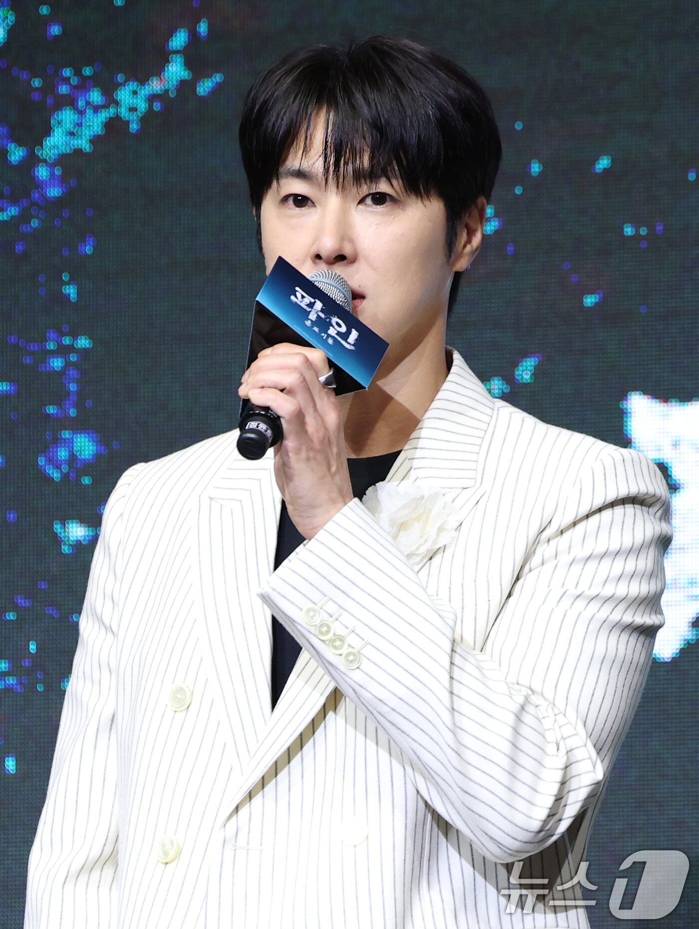 본문 이미지 - 배우 정윤호가 8일 서울 영등포구 콘래드호텔에서 열린 디즈니+ 오리지널 시리즈 '파인: 촌뜨기들' 제작발표회에 참석해 인사말을 하고 있다. '파인: 촌뜨기들'은 1977년 바다 속에 묻힌 보물선을 차지하기 위해 몰려든 근면성실 생계형 촌뜨기들의 속고 속이는 이야기를 그렸다. 2025.7.8/뉴스1 ⓒ News1 권현진 기자