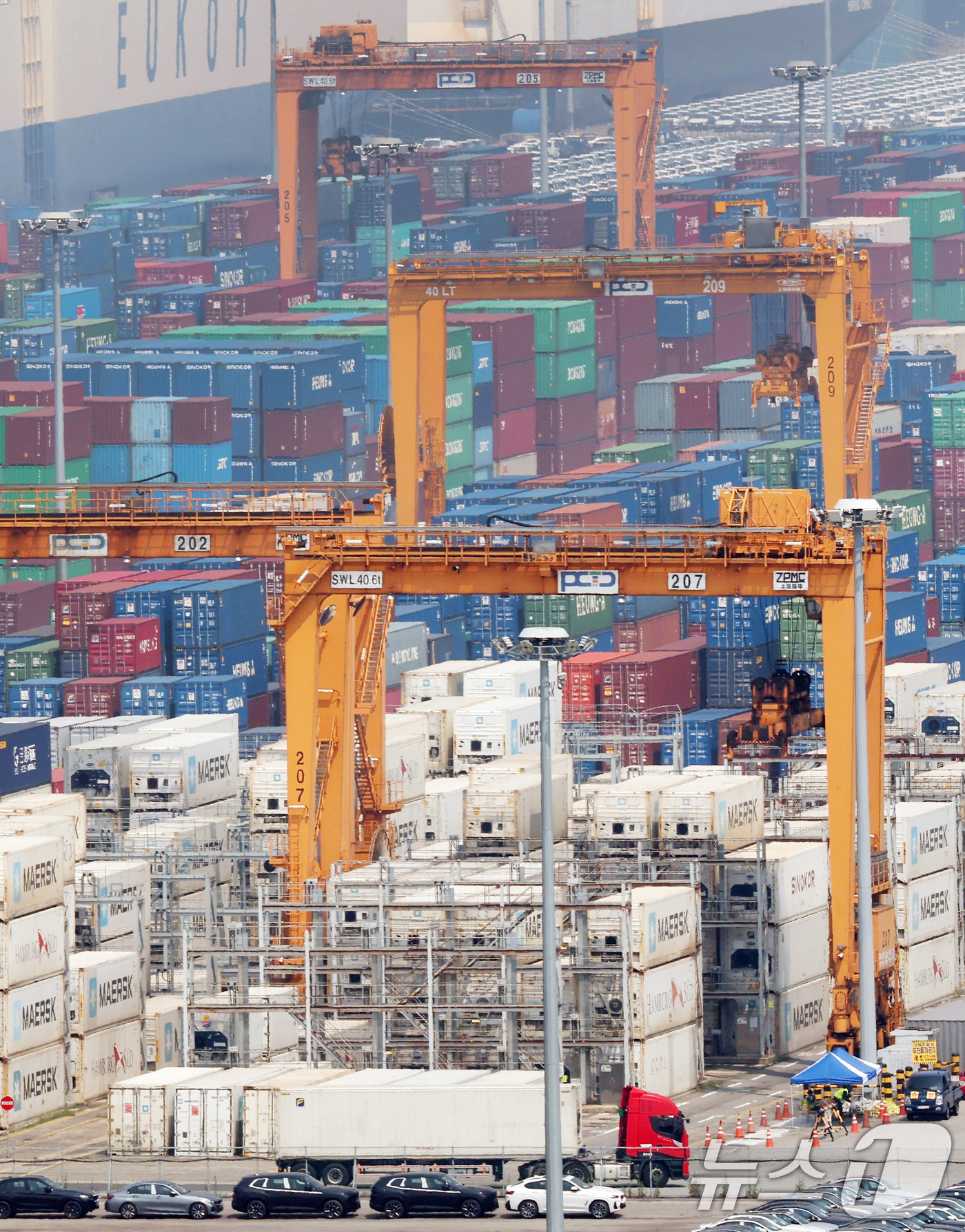 (평택=뉴스1) 김영운 기자 = 도널드 트럼프 미국 대통령이 8월 1일부터 한국에 25%의 상호관세를 부과하겠다고 7일(현지시간) 밝혔다.지난 4월 2일 발표 때와 같은 관세율을 …