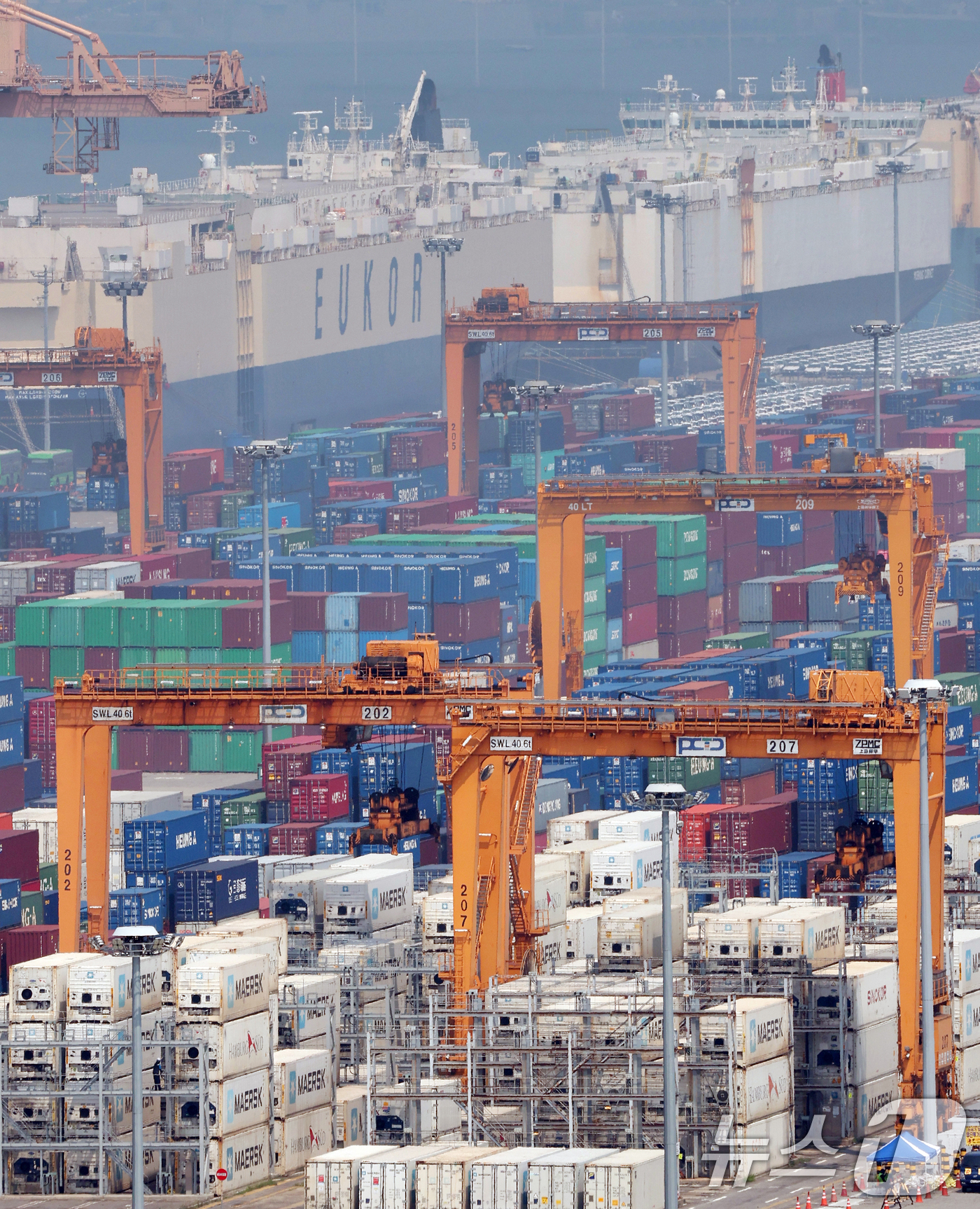 (평택=뉴스1) 김영운 기자 = 도널드 트럼프 미국 대통령이 8월 1일부터 한국에 25%의 상호관세를 부과하겠다고 7일(현지시간) 밝혔다.지난 4월 2일 발표 때와 같은 관세율을 …