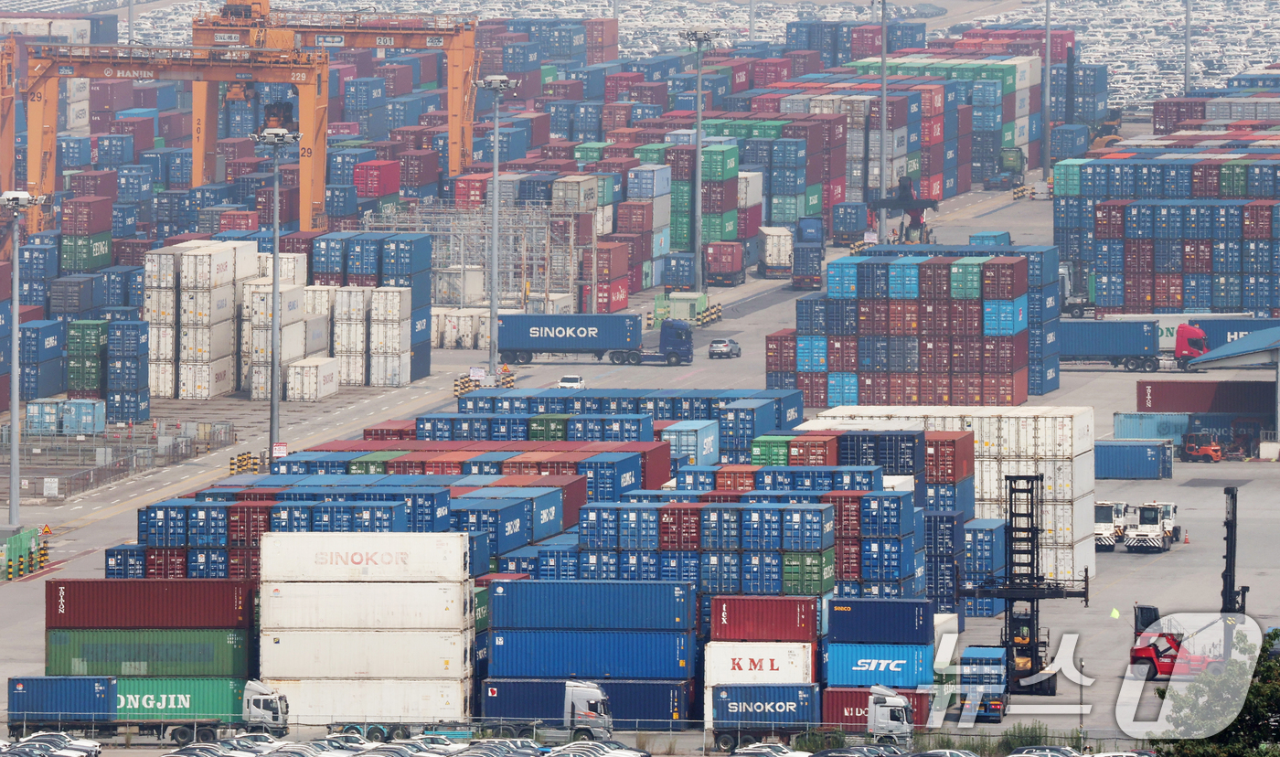 (평택=뉴스1) 김영운 기자 = 도널드 트럼프 미국 대통령이 8월 1일부터 한국에 25%의 상호관세를 부과하겠다고 7일(현지시간) 밝혔다.지난 4월 2일 발표 때와 같은 관세율을 …