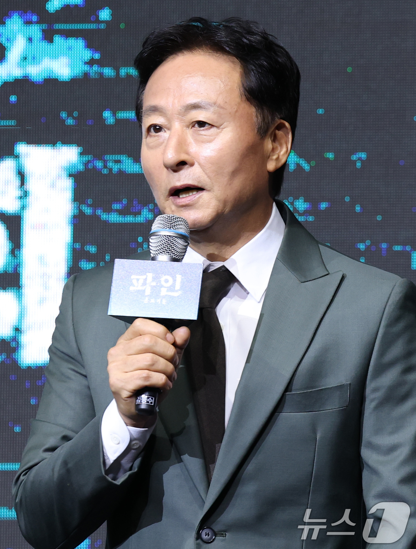 (서울=뉴스1) 권현진 기자 = 배우 김종수가 8일 서울 영등포구 콘래드호텔에서 열린 디즈니+ 오리지널 시리즈 '파인: 촌뜨기들' 제작발표회에 참석해 포즈를 취하고 있다.'파인: …