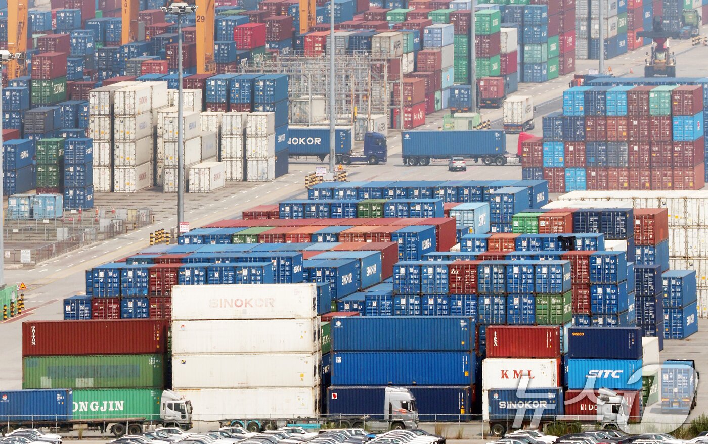 본문 이미지 - 도널드 트럼프 미국 대통령이 8월 1일부터 한국에 25%의 상호관세를 부과하겠다고 7일&#40;현지시간&#41; 밝혔다. 2025.7.8/뉴스1 ⓒ News1 김영운 기자