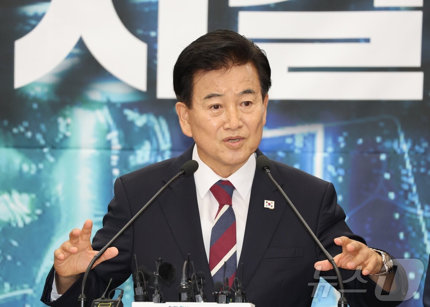 본문 이미지 - 통일부 장관 후보자인 정동영 더불어민주당 의원이 8일 전북 전주시 전북특별자치도청 기자회견장에서 피지컬AI 추경확보 관련 기자회견을 열고 질의에 답변을 하고 있다. 2025.7.8/뉴스1 ⓒ News1 유경석 기자