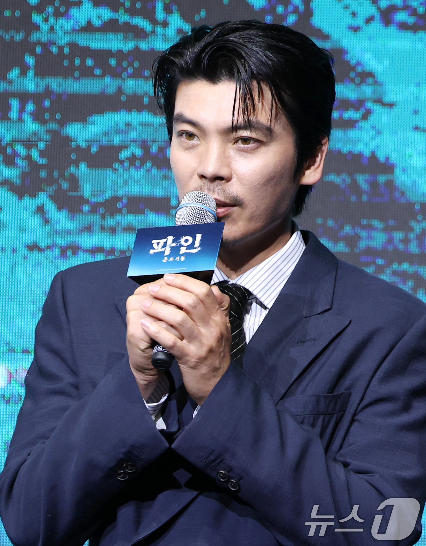 (서울=뉴스1) 권현진 기자 = 배우 김성오가 8일 서울 영등포구 콘래드호텔에서 열린 디즈니+ 오리지널 시리즈 '파인: 촌뜨기들' 제작발표회에 참석해 인사말을 하고 있다.'파인: …