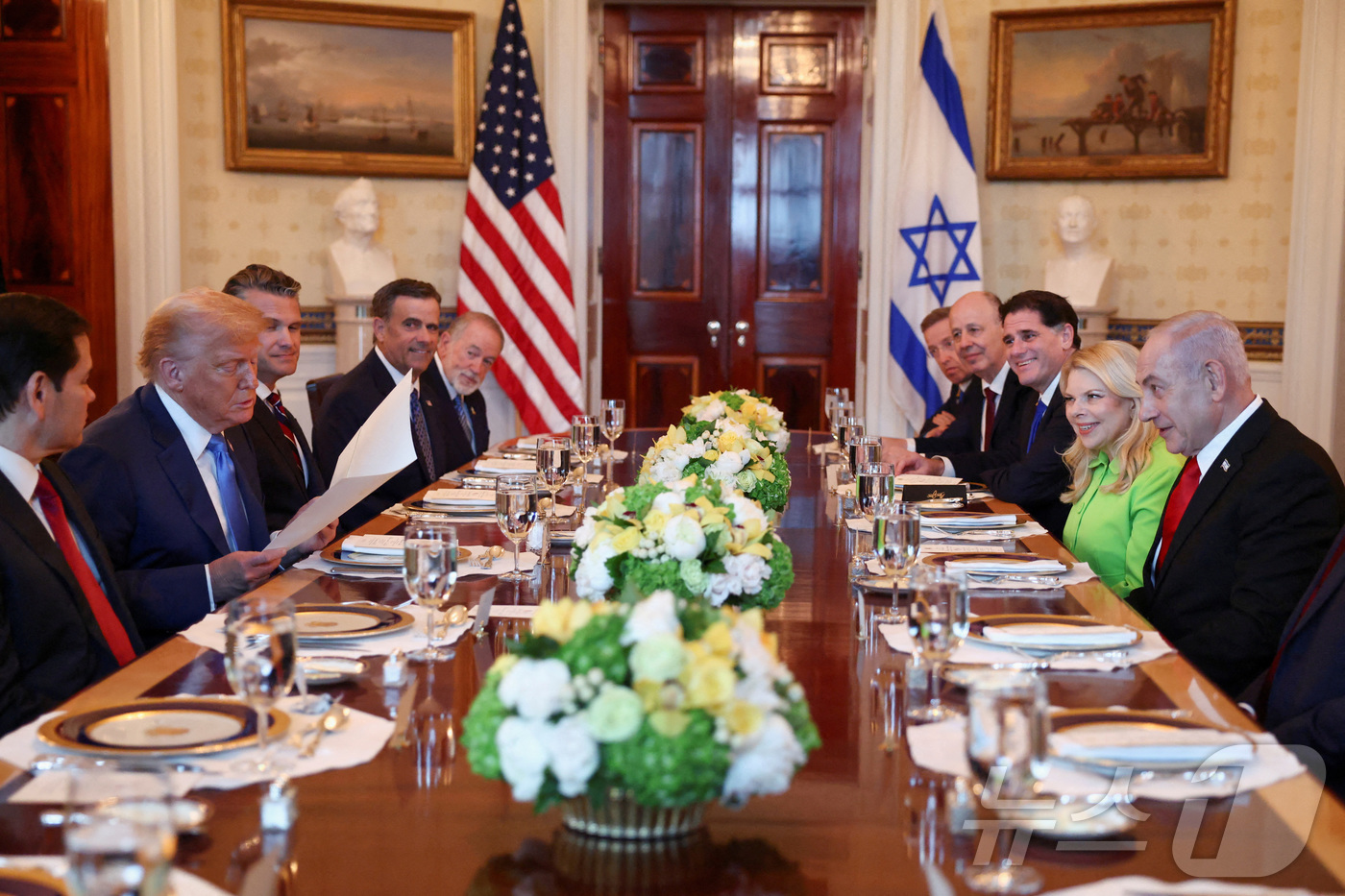 (워싱턴 로이터=뉴스1) 최종일 선임기자 = 도널드 트럼프 미국 대통령이 7일(현지시간) 워싱턴 D.C. 백악관에서 개최된 만찬장에서 베냐민 네타냐후 이스라엘 총리의 트럼프 대통령 …