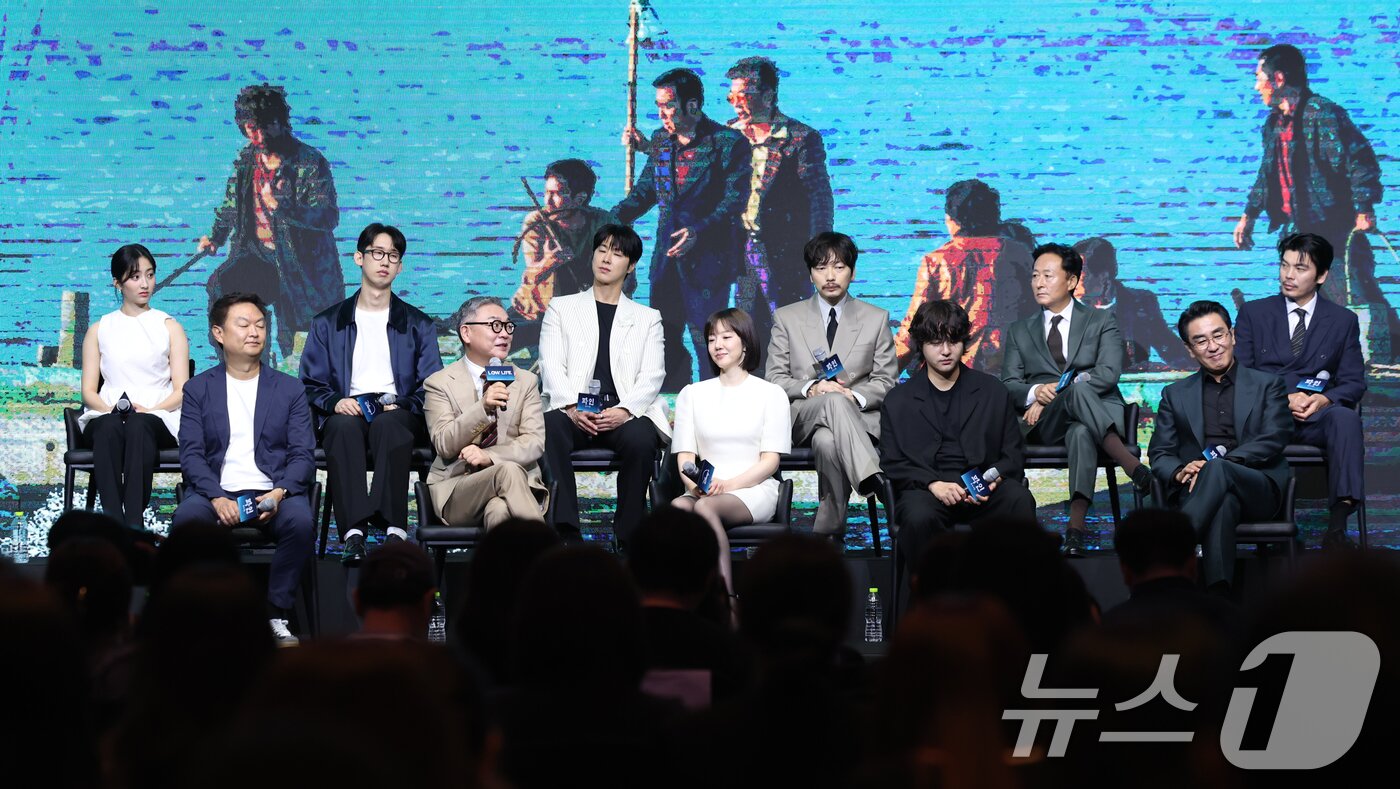 본문 이미지 - 8일 서울 영등포구 콘래드호텔에서 디즈니+ 오리지널 시리즈 '파인: 촌뜨기들' 제작발표회가 진행되고 있다. '파인: 촌뜨기들'은 1977년 바다 속에 묻힌 보물선을 차지하기 위해 몰려든 근면성실 생계형 촌뜨기들의 속고 속이는 이야기를 그렸다. 2025.7.8/뉴스1 ⓒ News1 권현진 기자