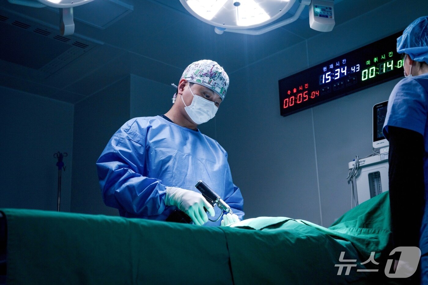 본문 이미지 - 김현우 모모동물의료센터 원장이 수술을 하고 있다&#40;동물병원 제공&#41;. ⓒ 뉴스1