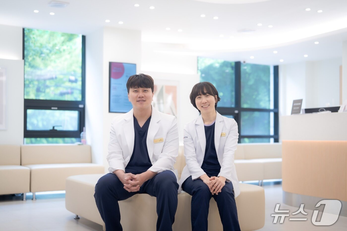 본문 이미지 - 권정현&#40;오른쪽&#41;·김현우 모모동물의료센터 원장&#40;동물병원 제공&#41; ⓒ 뉴스1