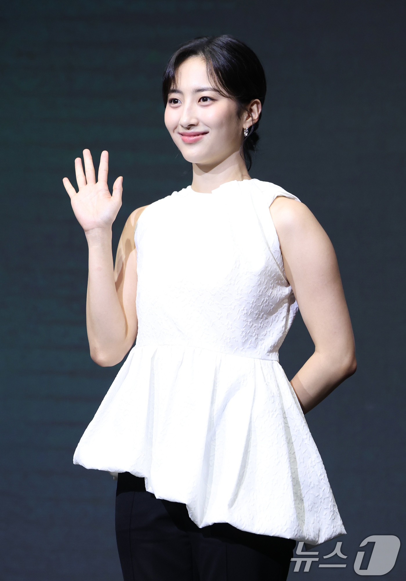 (서울=뉴스1) 권현진 기자 = 배우 김민이 8일 서울 영등포구 콘래드호텔에서 열린 디즈니+ 오리지널 시리즈 '파인: 촌뜨기들' 제작발표회에 참석해 포즈를 취하고 있다.'파인: 촌 …