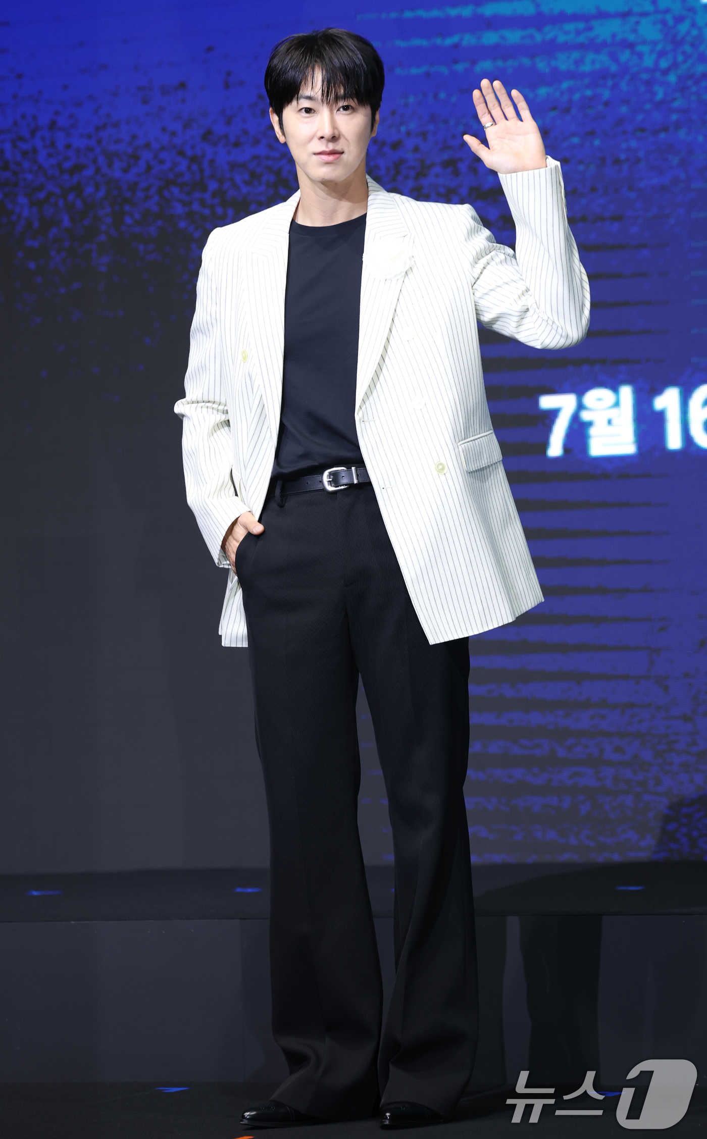 (서울=뉴스1) 권현진 기자 = 배우 정윤호가 8일 서울 영등포구 콘래드호텔에서 열린 디즈니+ 오리지널 시리즈 '파인: 촌뜨기들' 제작발표회에 참석해 포즈를 취하고 있다.'파인: …