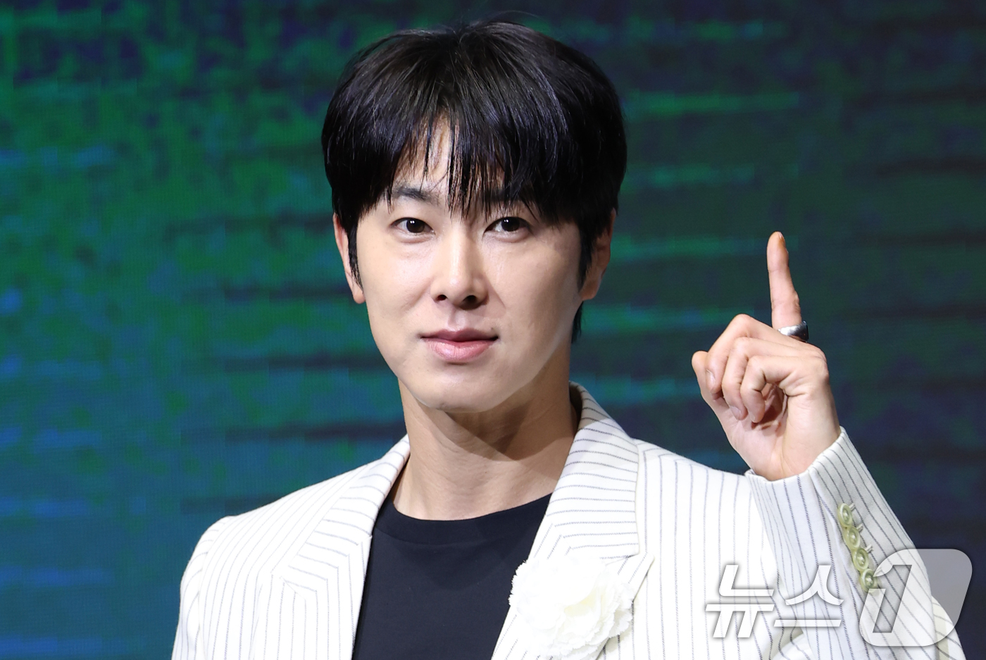 (서울=뉴스1) 권현진 기자 = 배우 정윤호가 8일 서울 영등포구 콘래드호텔에서 열린 디즈니+ 오리지널 시리즈 '파인: 촌뜨기들' 제작발표회에 참석해 포즈를 취하고 있다.'파인: …