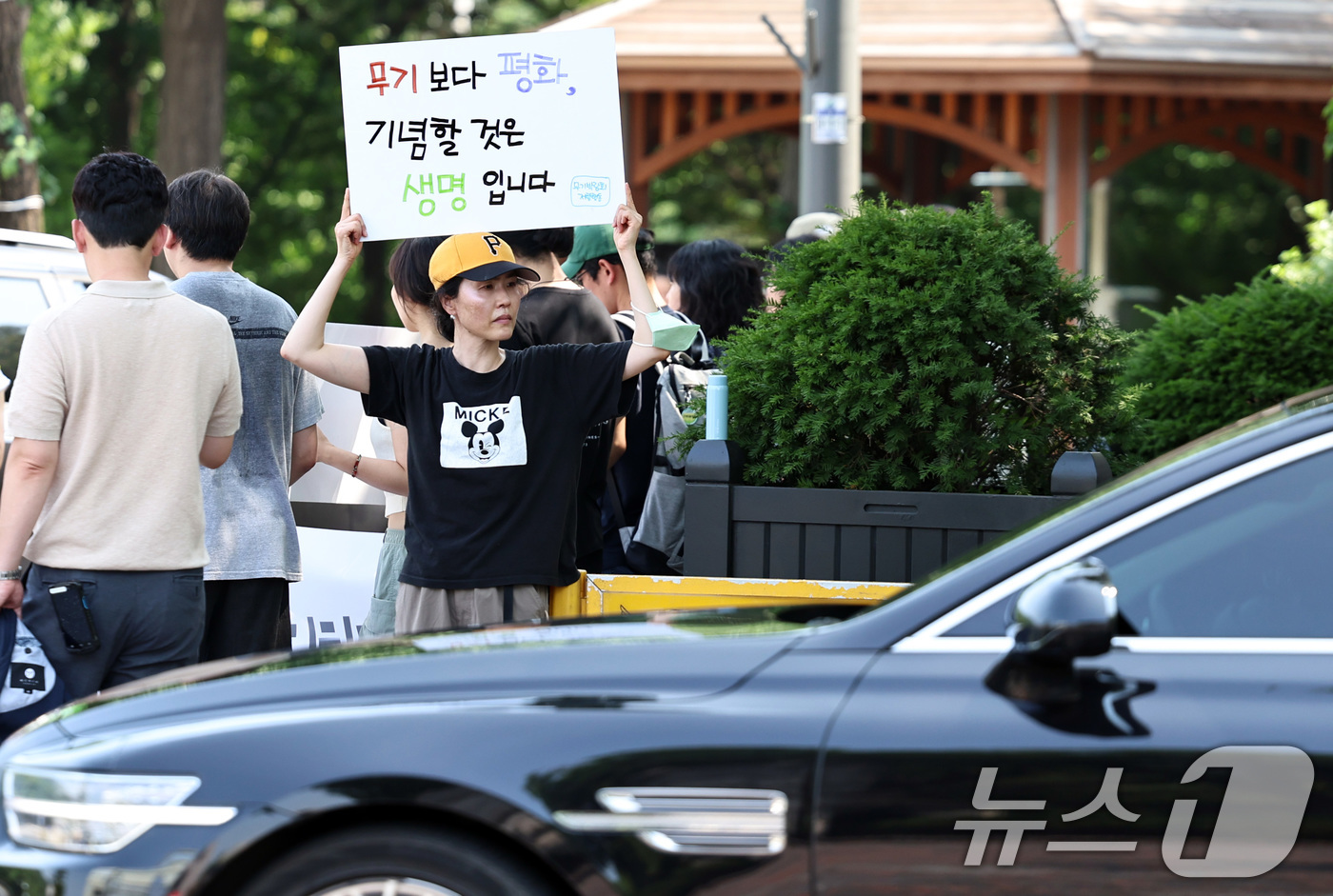 (서울=뉴스1) 구윤성 기자 = 무기박람회저항행동 등 시민단체 활동가들이 8일 오전 방위산업의 날 행사가 열리는 서울 용산구 그랜드하얏트호텔 앞에서 방위사업의 날 폐지를 촉구하는 …