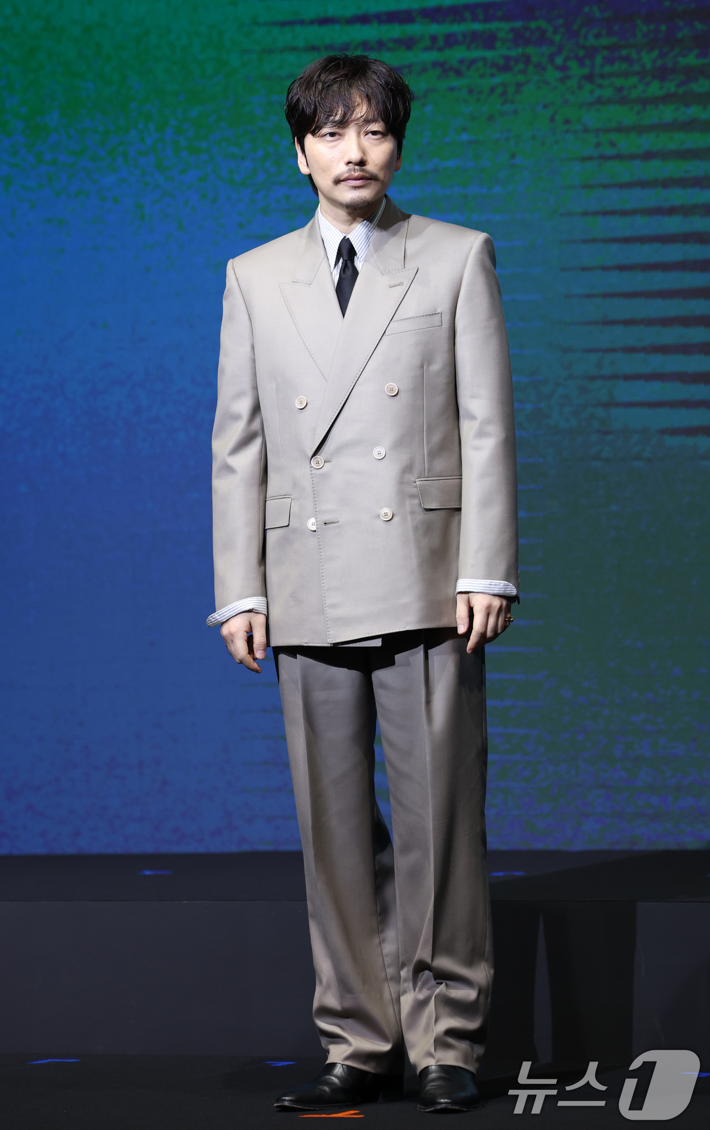 (서울=뉴스1) 권현진 기자 = 배우 이동휘가 8일 서울 영등포구 콘래드호텔에서 열린 디즈니+ 오리지널 시리즈 '파인: 촌뜨기들' 제작발표회에 참석해 포즈를 취하고 있다.'파인: …