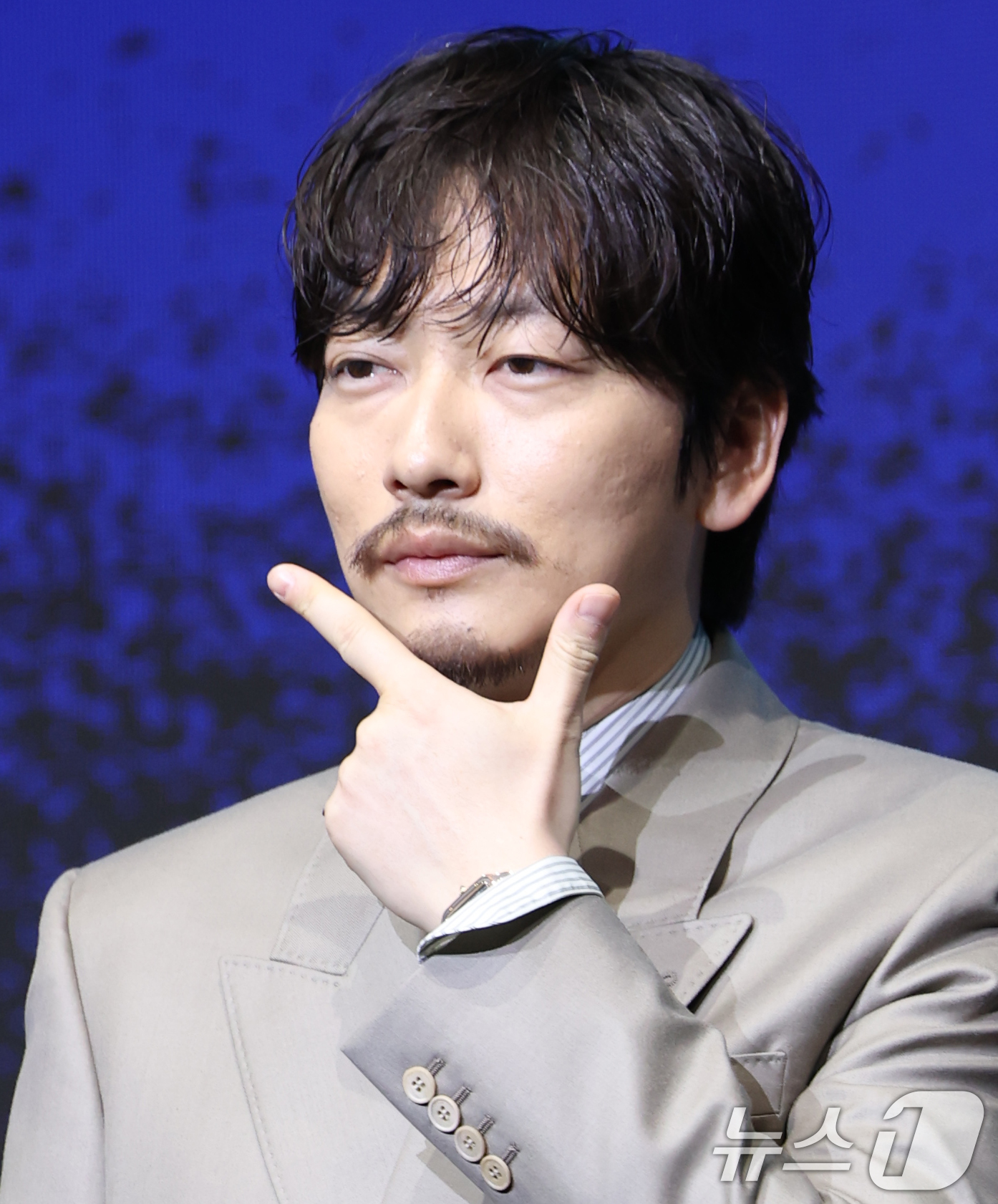 (서울=뉴스1) 권현진 기자 = 배우 이동휘가 8일 서울 영등포구 콘래드호텔에서 열린 디즈니+ 오리지널 시리즈 '파인: 촌뜨기들' 제작발표회에 참석해 포즈를 취하고 있다.'파인: …