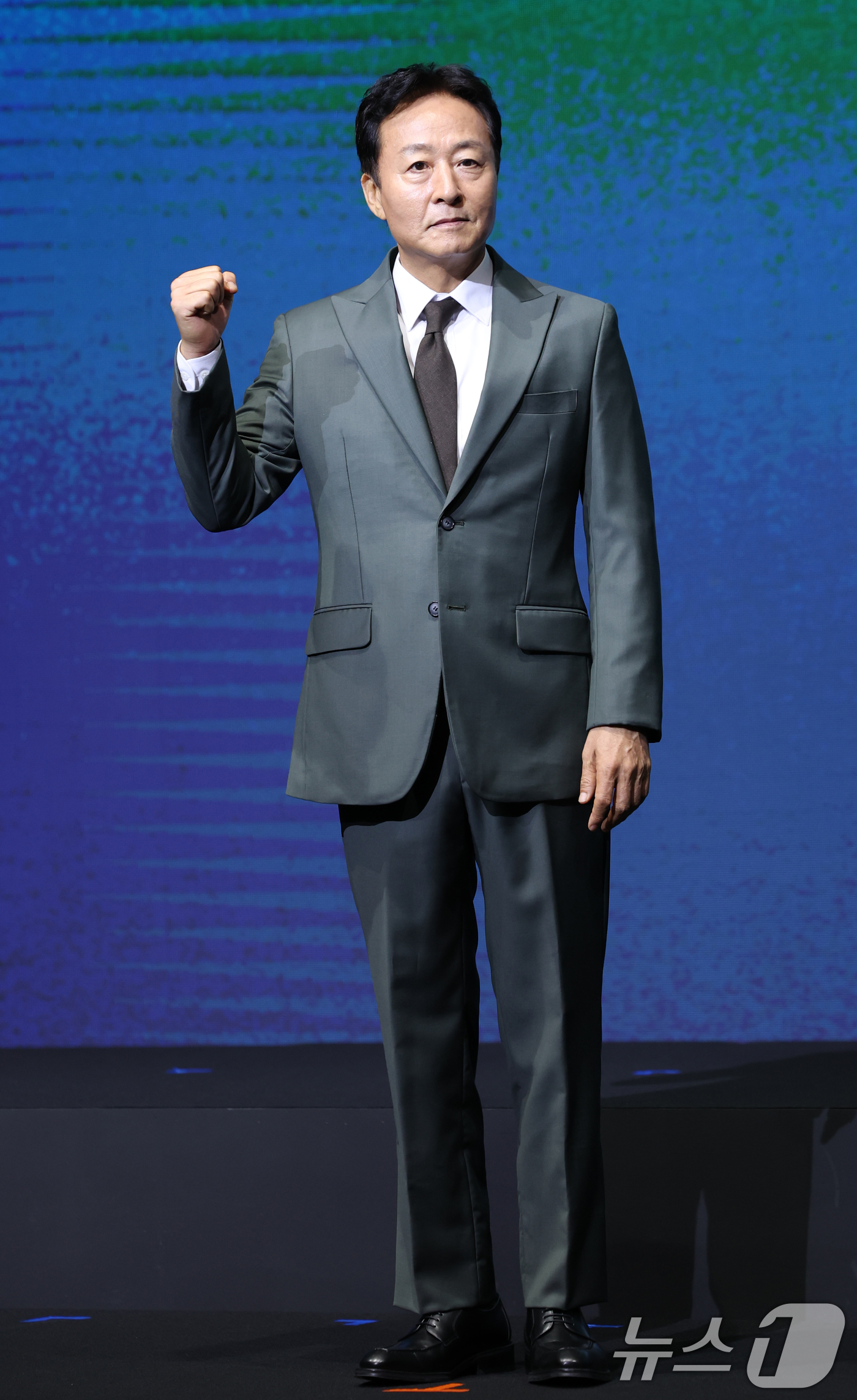 (서울=뉴스1) 권현진 기자 = 배우 김종수가 8일 서울 영등포구 콘래드호텔에서 열린 디즈니+ 오리지널 시리즈 '파인: 촌뜨기들' 제작발표회에 참석해 포즈를 취하고 있다.'파인: …