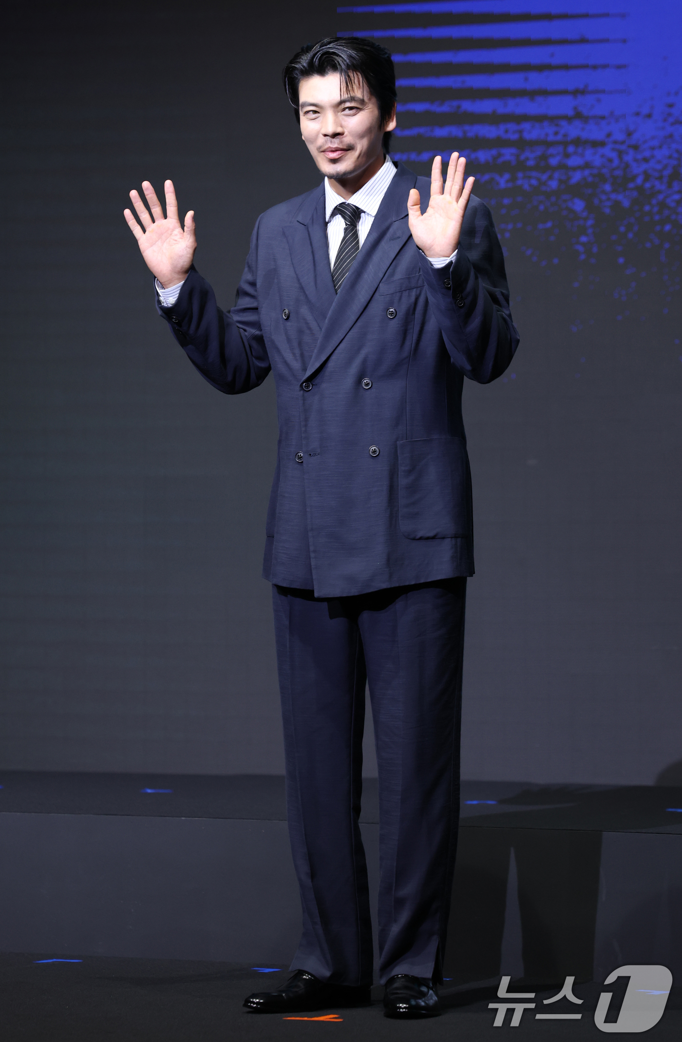 (서울=뉴스1) 권현진 기자 = 배우 김성오가 8일 서울 영등포구 콘래드호텔에서 열린 디즈니+ 오리지널 시리즈 '파인: 촌뜨기들' 제작발표회에 참석해 포즈를 취하고 있다.'파인: …