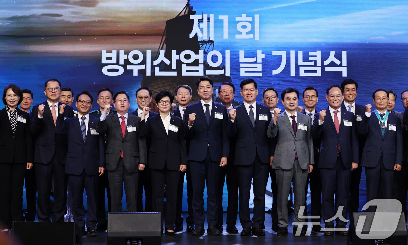 (서울=뉴스1) 구윤성 기자 = 안규백 국방부 장관 후보자와 석종건 방위사업청장 등 참석자들이 8일 오전 서울 용산구 그랜드하얏트서울에서 열린 제1회 방위산업의 날 기념식에서 기념 …