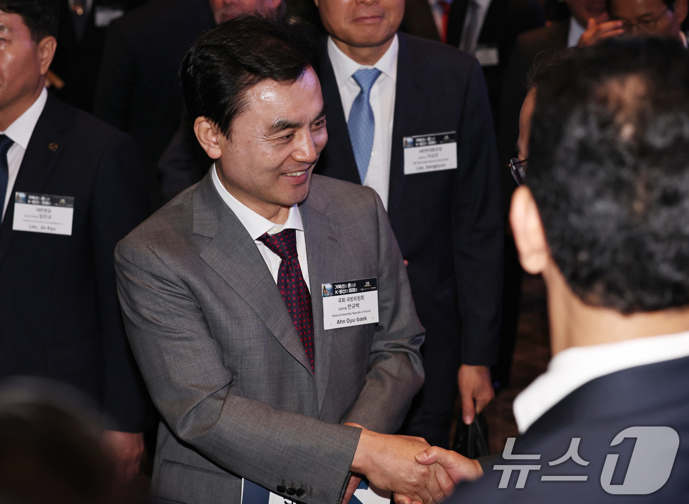 (서울=뉴스1) 구윤성 기자 = 안규백 국방부 장관 후보자가 8일 오전 서울 용산구 그랜드하얏트서울에서 열린 제1회 방위산업의 날 기념식에 참석해 참석자들과 악수하고 있다. 202 …