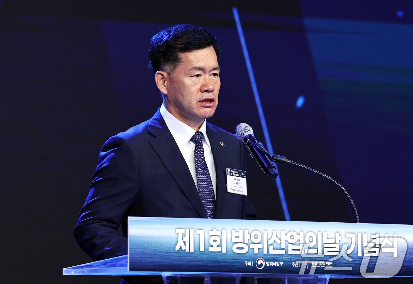 본문 이미지 - 석종건 방위사업청장이 8일 오전 서울 용산구 그랜드하얏트서울에서 열린 제1회 방위산업의 날 기념식에서 개회사를 하고 있다. 2025.7.8/뉴스1 ⓒ News1 구윤성 기자
