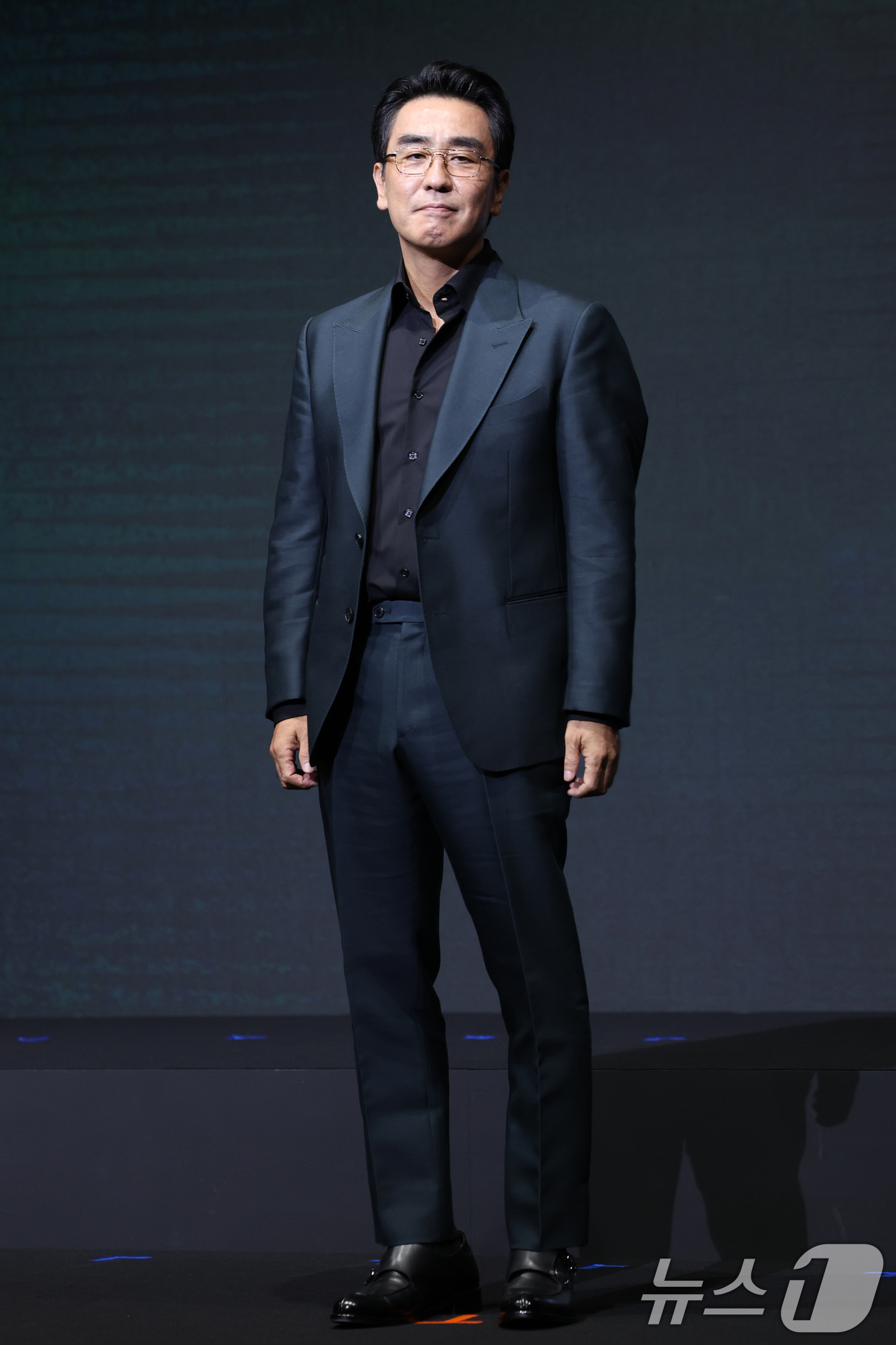 (서울=뉴스1) 권현진 기자 = 배우 류승룡이 8일 서울 영등포구 콘래드호텔에서 열린 디즈니+ 오리지널 시리즈 '파인: 촌뜨기들' 제작발표회에 참석해 포즈를 취하고 있다.'파인: …