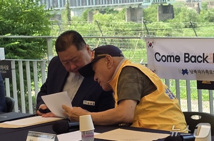 본문 이미지 - 8일 파주 임진각 종합관광센터에서 열린 대북전단 살포 중단 기자회견에서 최성룡 납북자가족모임 대표가 김경일 파주시장과 대화를 나누고 있다. /박대준 기자