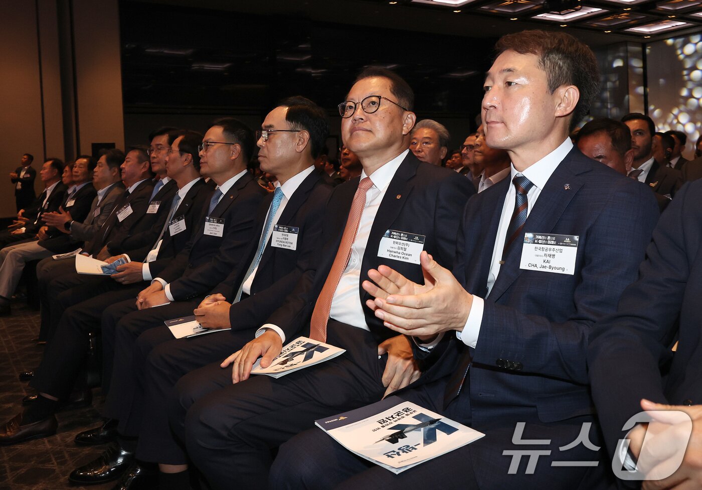 본문 이미지 - 8일 오전 서울 용산구 그랜드하얏트서울에서 열린 제1회 방위산업의 날 기념식에서 방위산업체 대표들이 나란히 앉아 있다. 오른쪽부터 차재병 한국항공우주산업 대표이사, 김희철 한화오션 대표이사, 이용배 현대로템 대표이사, 손재일 한화에어로스페이스 대표이사, 신익현 LIG넥스원 대표이사, 이상균 HD현대중공업 대표이사. 2025.7.8/뉴스1 ⓒ News1 구윤성 기자