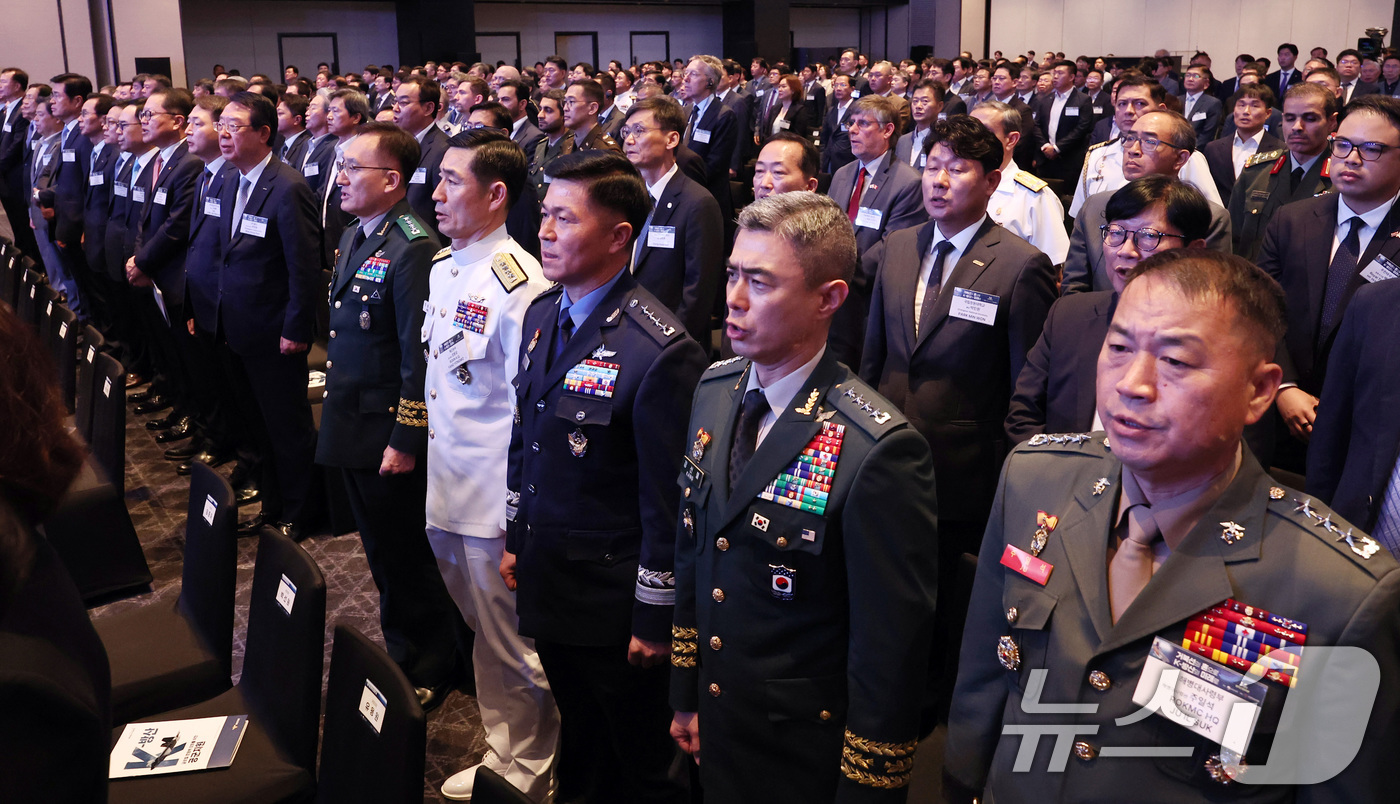 (서울=뉴스1) 구윤성 기자 = 8일 오전 서울 용산구 그랜드하얏트서울에서 열린 제1회 방위산업의 날 기념식에서 군 지휘관들이 애국가를 부르고 있다.오른쪽부터 주일석 해병대 사령관 …