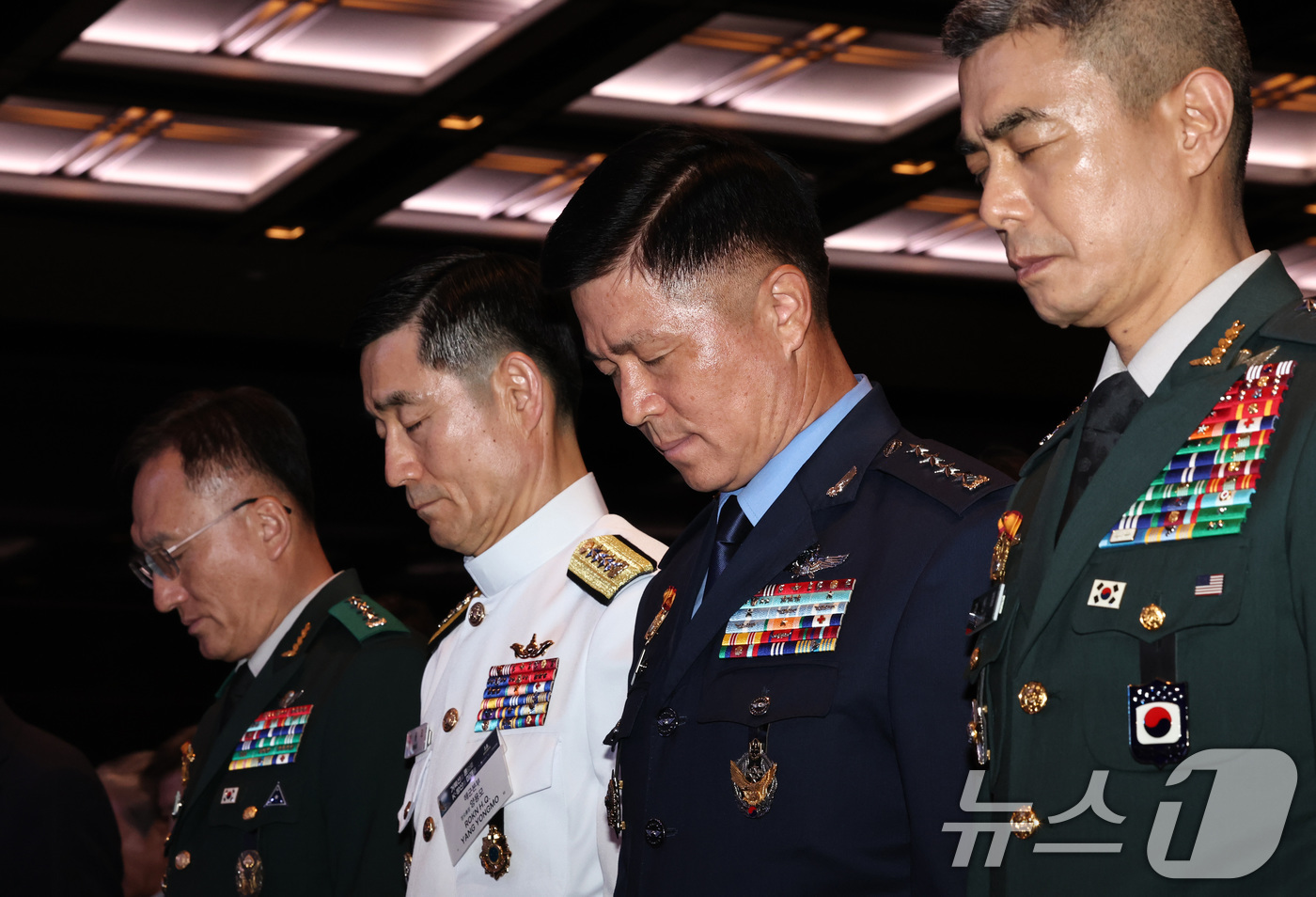 (서울=뉴스1) 구윤성 기자 = 8일 오전 서울 용산구 그랜드하얏트서울에서 열린 제1회 방위산업의 날 기념식에서 군 지휘관들이 묵념하고 있다.오른쪽부터 강신철 한미연합사 부사령관, …
