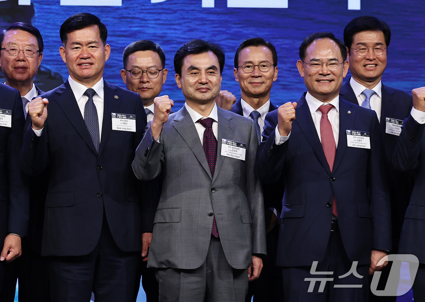 (서울=뉴스1) 구윤성 기자 = 안규백 국방부 장관 후보자(가운데)가 8일 오전 서울 용산구 그랜드하얏트서울에서 열린 제1회 방위산업의 날 기념식에 참석해 기념촬영을 하고 있다. …