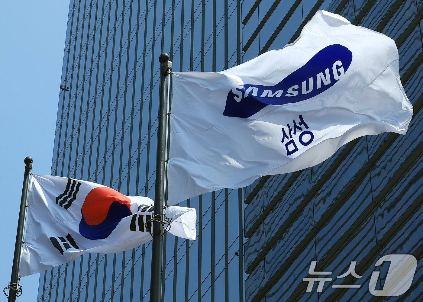 본문 이미지 -  삼성전자 서초사옥에 삼성 깃발이 바람에 휘날리고 있다. 2025.7.8/뉴스1 ⓒ News1 박정호 기자