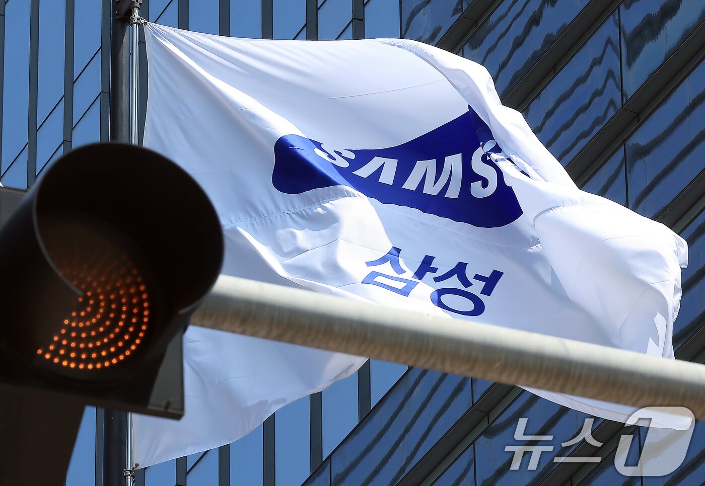 본문 이미지 - 서울 서초구 삼성전자 서초사옥에 삼성 깃발이 바람에 휘날리고 있다. 2025.7.8/뉴스1 ⓒ News1 박정호 기자