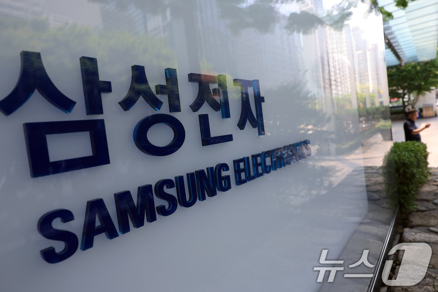 본문 이미지 - 서울 서초구 삼성전자 서초사옥으로 직원 등이 오가고 있다. 2025.7.8/뉴스1 ⓒ News1 박정호 기자