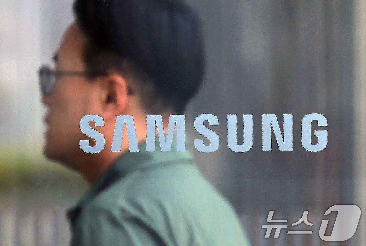 (서울=뉴스1) 박정호 기자 = 삼성전자(005930)가 올해 2분기 영업이익 4조 6,000억 원을 잠정 기록해 전년 동기 대비 55.9% 하락했다고 공시한 8일 서울 서초구 삼 …