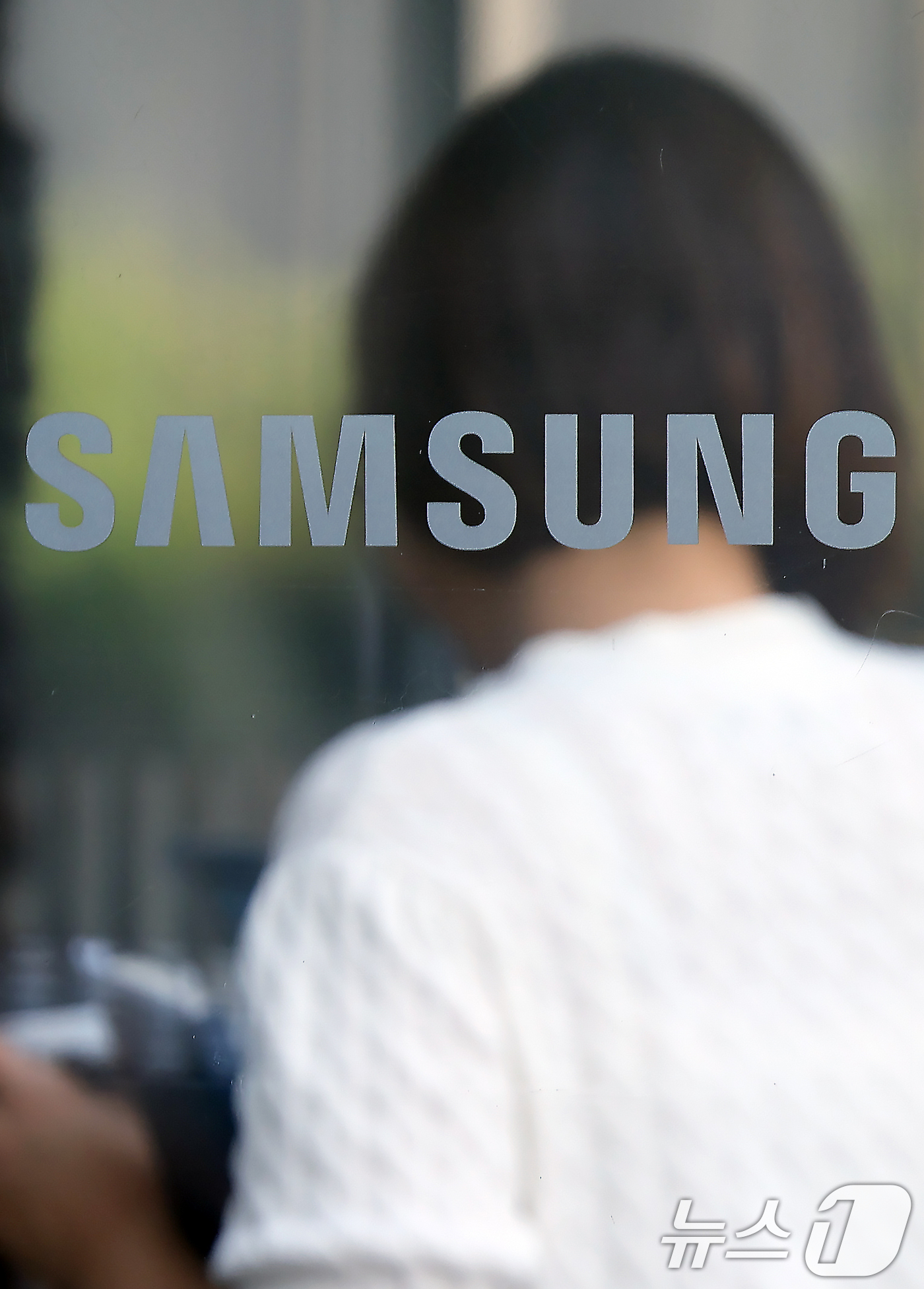 (서울=뉴스1) 박정호 기자 = 삼성전자(005930)가 올해 2분기 영업이익 4조 6,000억 원을 잠정 기록해 전년 동기 대비 55.9% 하락했다고 공시한 8일 서울 서초구 삼 …