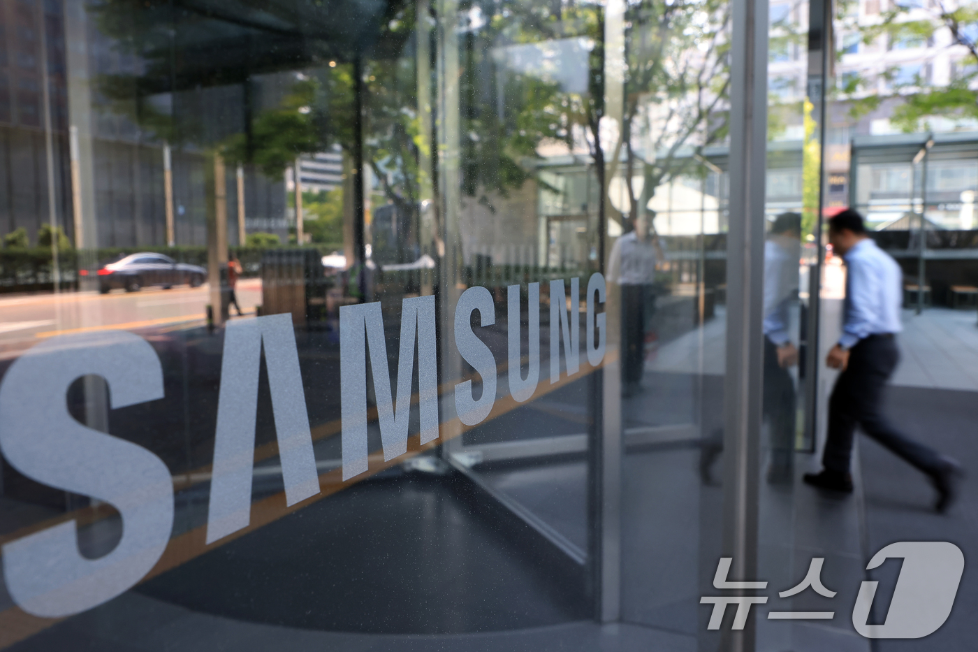 (서울=뉴스1) 박정호 기자 = 삼성전자(005930)가 올해 2분기 영업이익 4조 6,000억 원을 잠정 기록해 전년 동기 대비 55.9% 하락했다고 공시한 8일 서울 서초구 삼 …