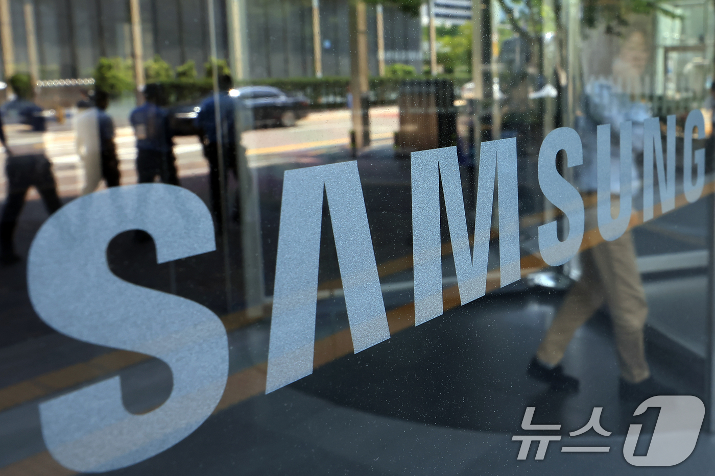 (서울=뉴스1) 박정호 기자 = 삼성전자(005930)가 올해 2분기 영업이익 4조 6,000억 원을 잠정 기록해 전년 동기 대비 55.9% 하락했다고 공시한 8일 서울 서초구 삼 …