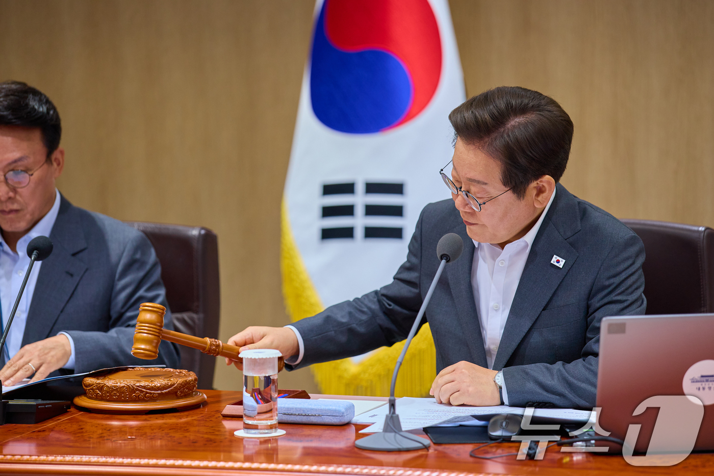 (서울=뉴스1) 허경 기자 = 이재명 대통령이 8일 서울 용산 대통령실 청사에서 열린 국무회의에서 의사봉을 두드리고 있다. (대통령실 제공. 재판매 및 DB 금지) 2025.7.8 …