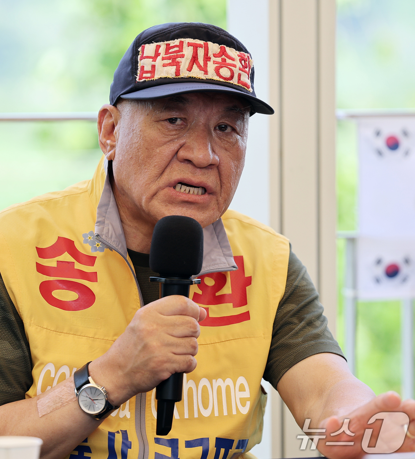 (파주=뉴스1) 오대일 기자 = 8일 경기 파주시 임진각에서 열린 '파주시-납북자가족모임, 대북 전단 살포 중단 공식 선언 공동 기자회견'에서 최성룡 납북자가족모임 대표가 발언하고 …