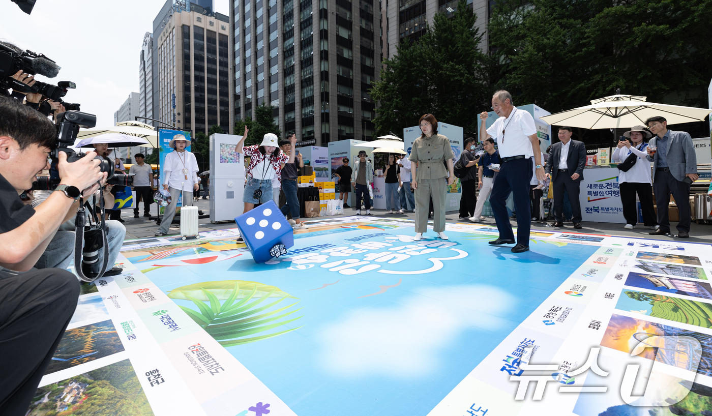 (서울=뉴스1) 이승배 기자 = 류진 한국경제인협회장, 장미란 문화체육관광부 2차관이 8일 오전 서울 중구 청계광장에서 열린 'K-바캉스 캠페인' 행사장에서 팔도마블 주사위를 던지 …