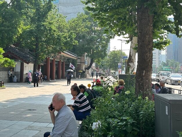 "죽지 못해 사는 지하방, 집이 더 더워"…폭염에 거리 떠도는 노인들