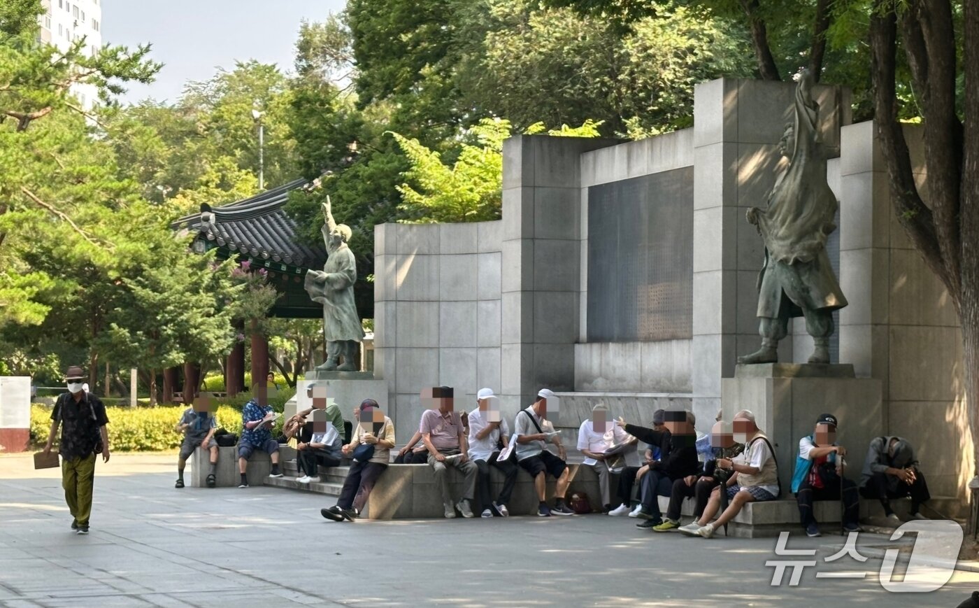 본문 이미지 - 8일 서울 종로구 탑골공원 인근에서 노인들이 더위를 피하고 있다. 2025.7.8/뉴스1 ⓒ News1 강서연 기자