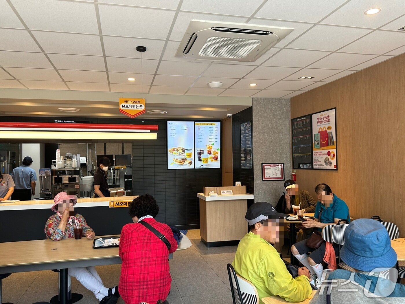 본문 이미지 - 8일 서울 종로구 탑골공원 인근 패스트푸드점에서 노인들이 더위를 피하고 있다. 2025.7.8/뉴스1 ⓒ News1 강서연 기자