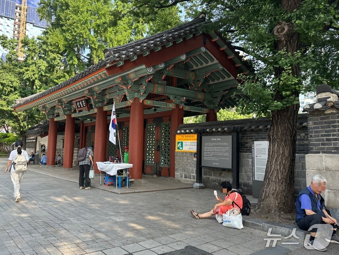 본문 이미지 - 8일 서울 종로구 탑골공원 인근에서 노인들이 더위를 피하고 있다. 2025.7.8/뉴스1 ⓒ News1 강서연 기자
