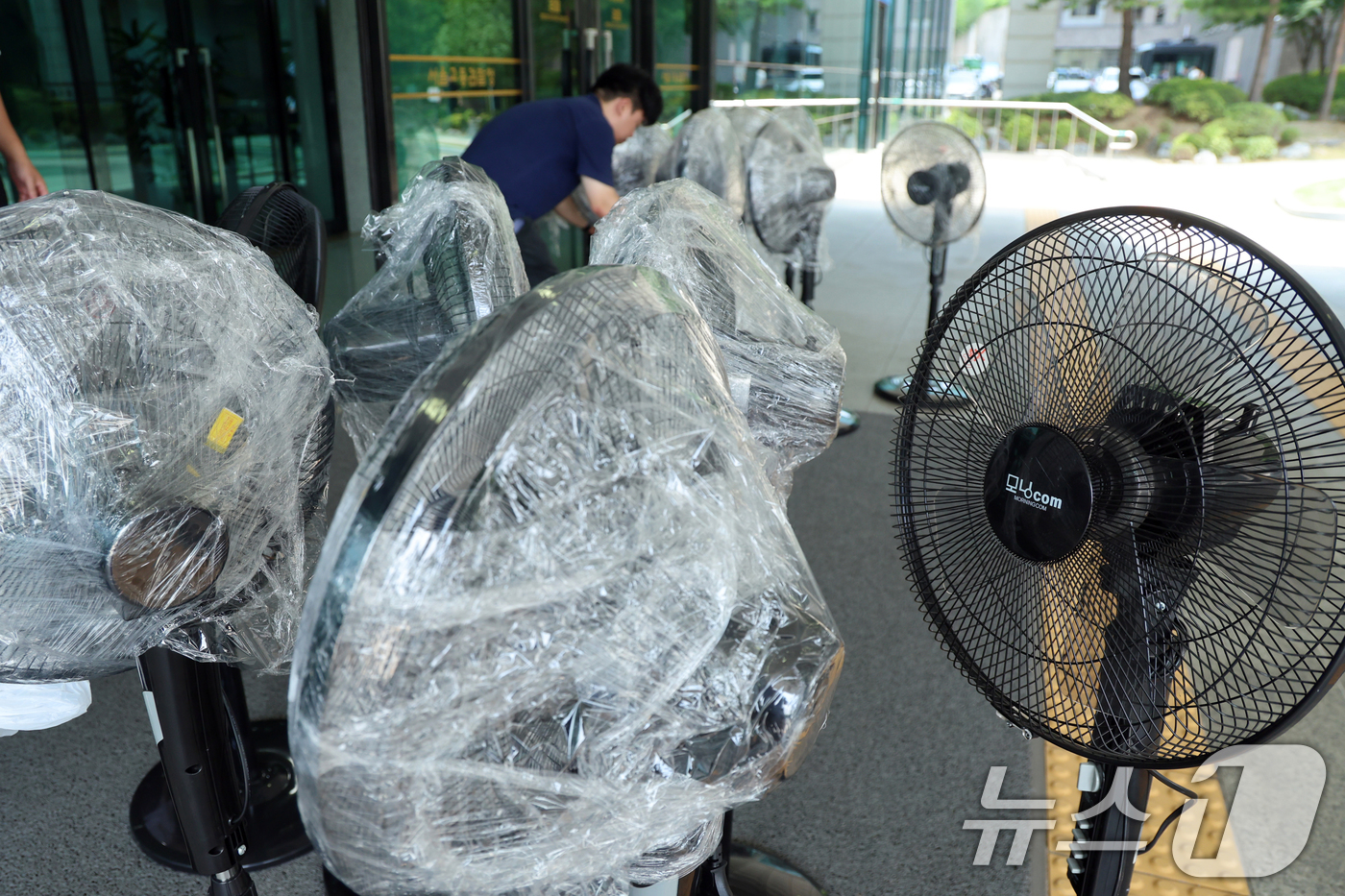 (서울=뉴스1) 황기선 기자 = 전국에 폭염특보가 발효된 8일 오후 서울 서초구 서울고등검찰청에 마련된 조은석 특별검사(내란특검 특검) 사무실 앞에서 관계자들이 선풍기를 특검 사무 …