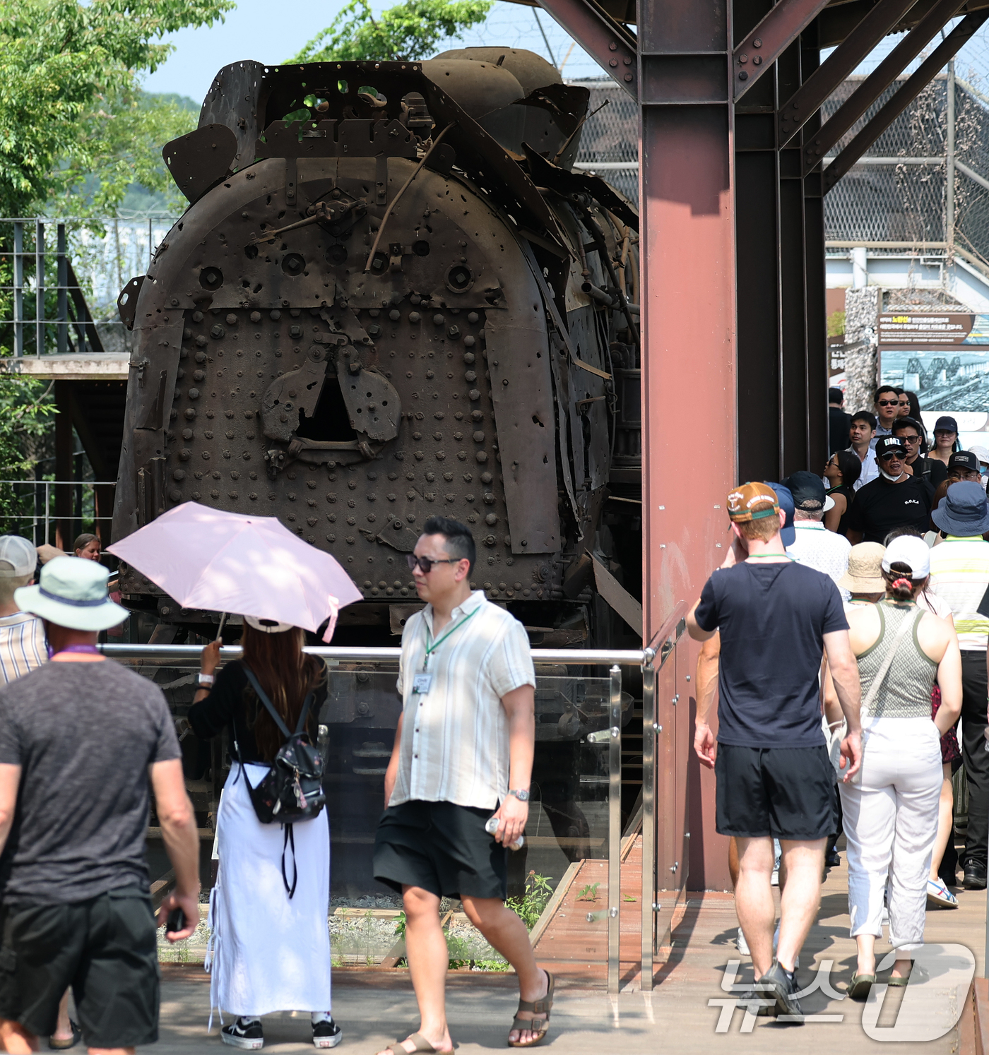 (파주=뉴스1) 오대일 기자 = 8일 오전 경기 파주시 임진각이 안보여행에 나선 외국인 관광객들로 붐비고 있다. 파주시와 납북자가족모임은 이날 임진각에서 공동 기자회견을 열고 대북 …