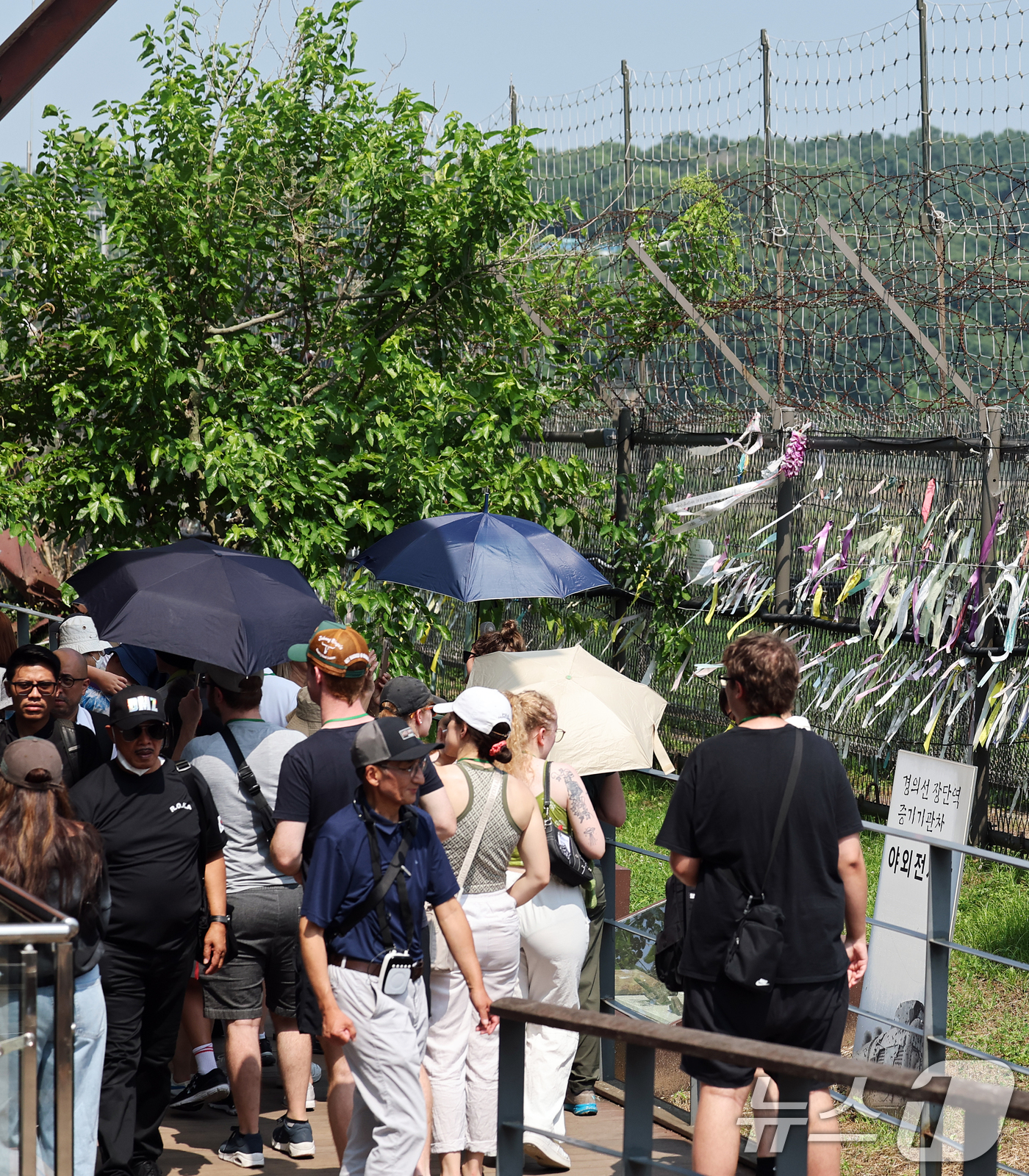 (파주=뉴스1) 오대일 기자 = 8일 오전 경기 파주시 임진각이 안보여행에 나선 외국인 관광객들로 붐비고 있다. 파주시와 납북자가족모임은 이날 임진각에서 공동 기자회견을 열고 대북 …