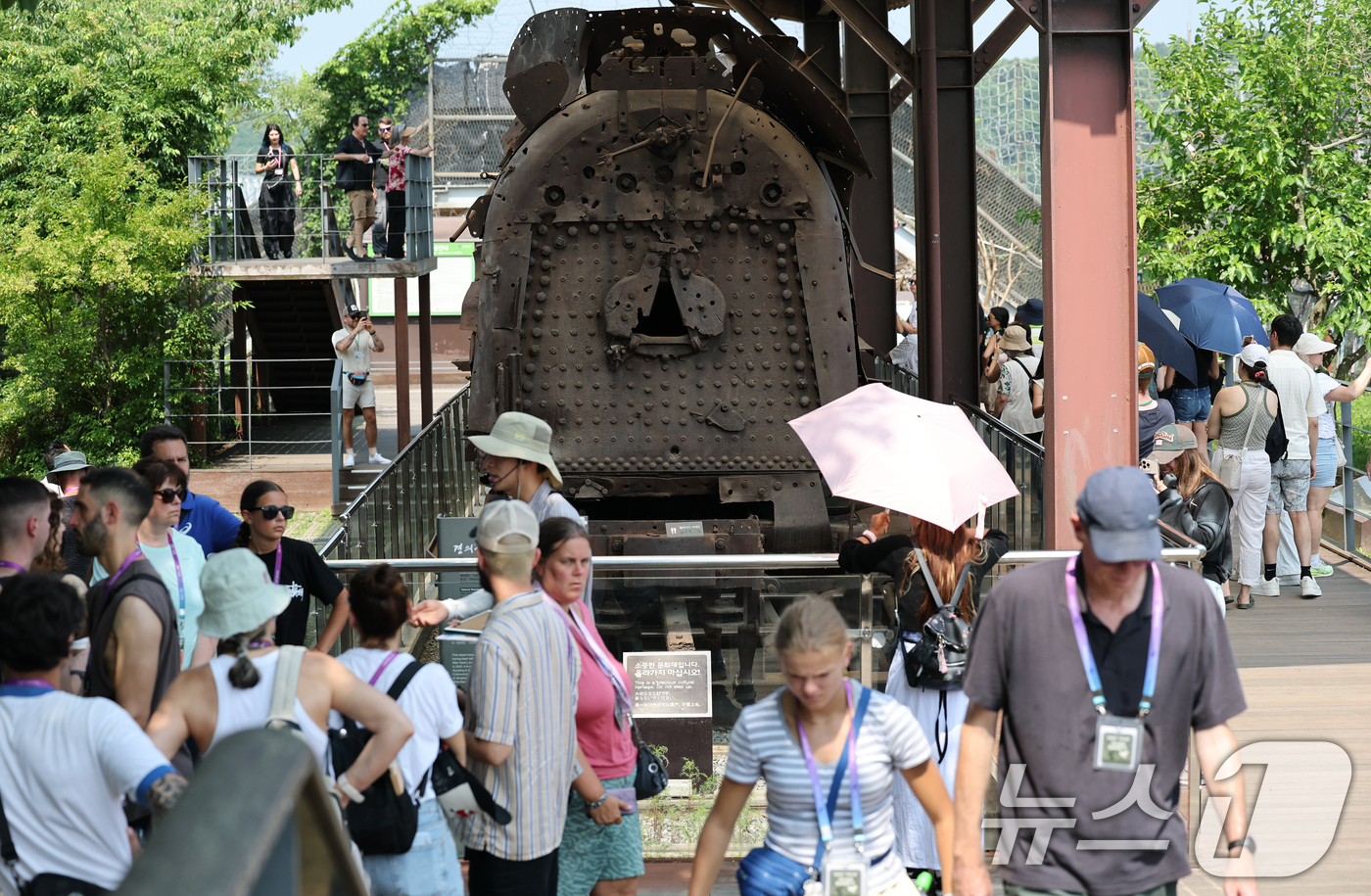 (파주=뉴스1) 오대일 기자 = 8일 오전 경기 파주시 임진각이 안보여행에 나선 외국인 관광객들로 붐비고 있다. 파주시와 납북자가족모임은 이날 임진각에서 공동 기자회견을 열고 대북 …