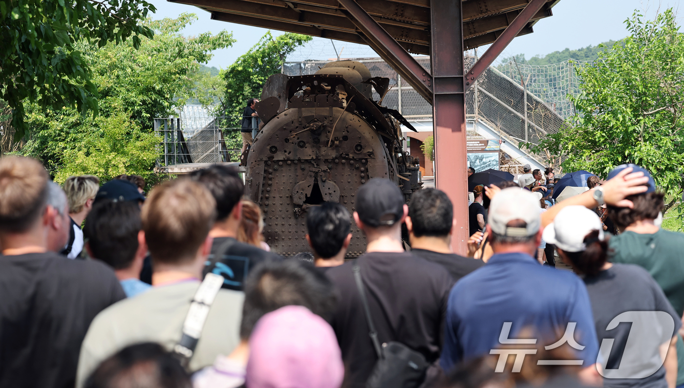 (파주=뉴스1) 오대일 기자 = 8일 오전 경기 파주시 임진각이 안보여행에 나선 외국인 관광객들로 붐비고 있다. 파주시와 납북자가족모임은 이날 임진각에서 공동 기자회견을 열고 대북 …